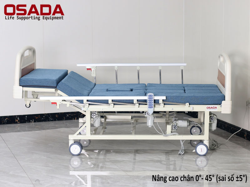 Nâng chân cho người già khi nằm